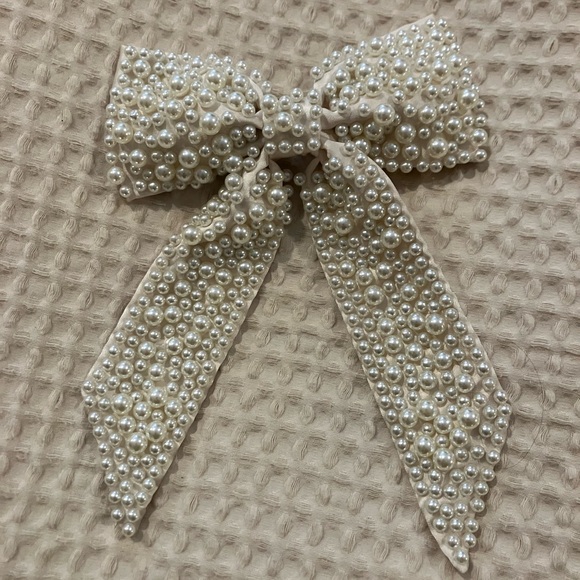 H&M Pearl-Studded Cream Bow Hair Clip - Picture 1 of 2